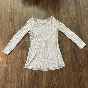 Excellent - Lululemon Grey 3/4 Sleeve Top - Size 4 - Open Back